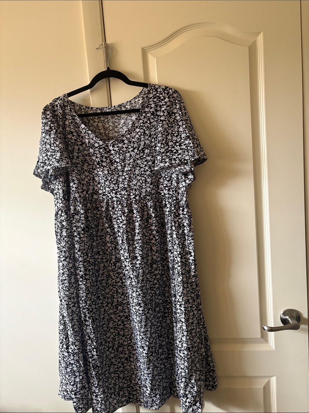 Black Floral V-Neck Midi Dress with Short Sleeves